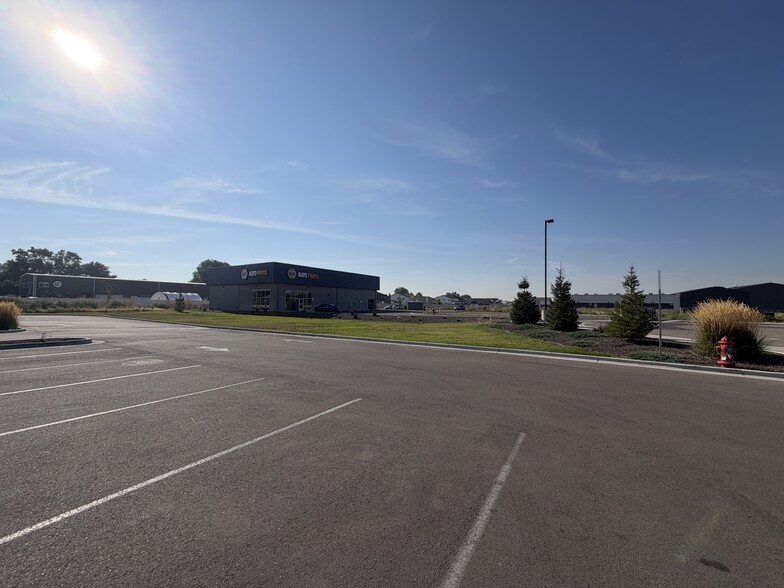More Photos Of 884 Bozic St, Middleton General Retail For Lease