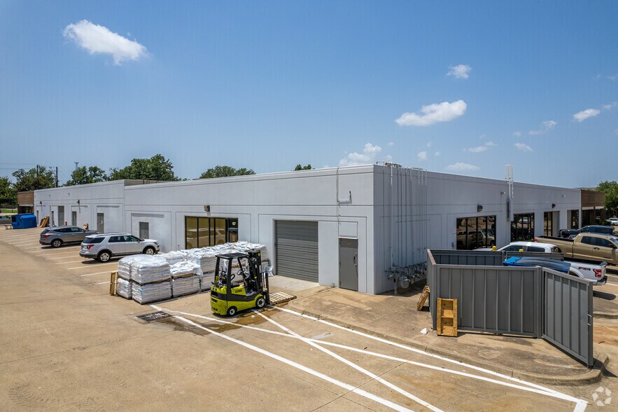 More Photos Of 1805 Royal Ln, Dallas Flex For Lease