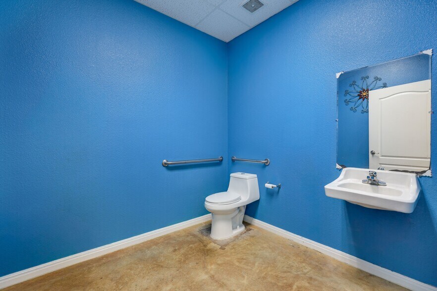 More Photos Of 20615 Dawn Dr, Lago Vista Freestanding For Sale