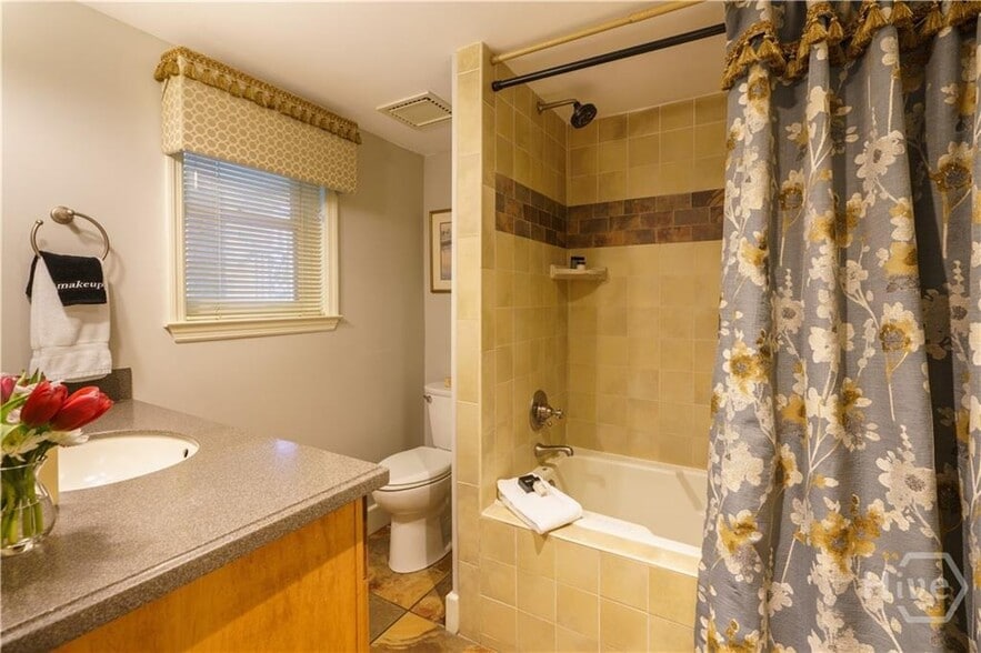 More Photos Of 109 W Liberty St, Savannah Hospitality For Sale