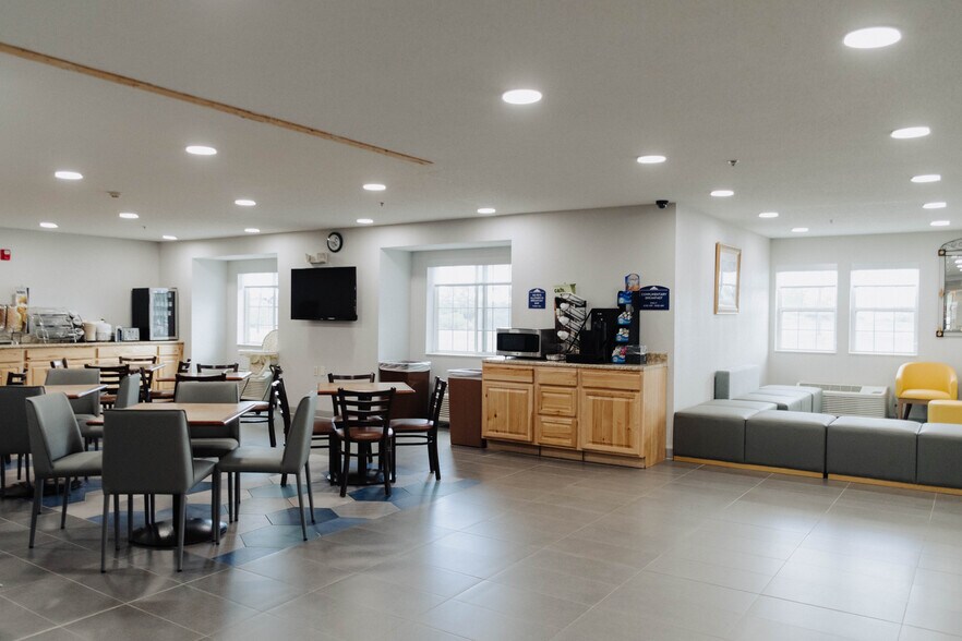 More Photos Of 1640 Cedar St, Raton Hotel For Sale