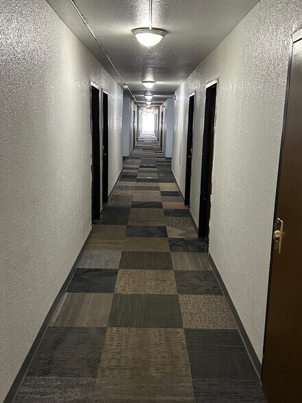 More Photos Of 1001 E 6th St, Junction City Hotel For Sale
