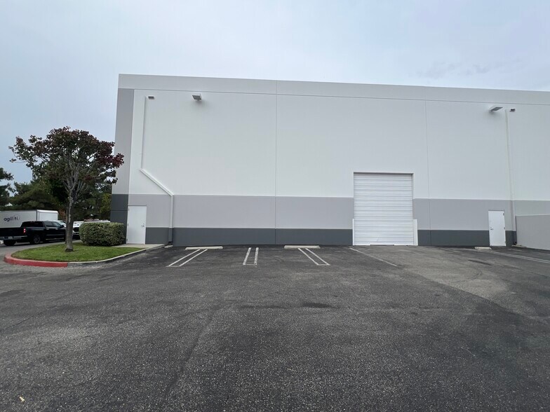 More Photos Of 7595 N San Fernando Rd, Burbank Warehouse For Lease