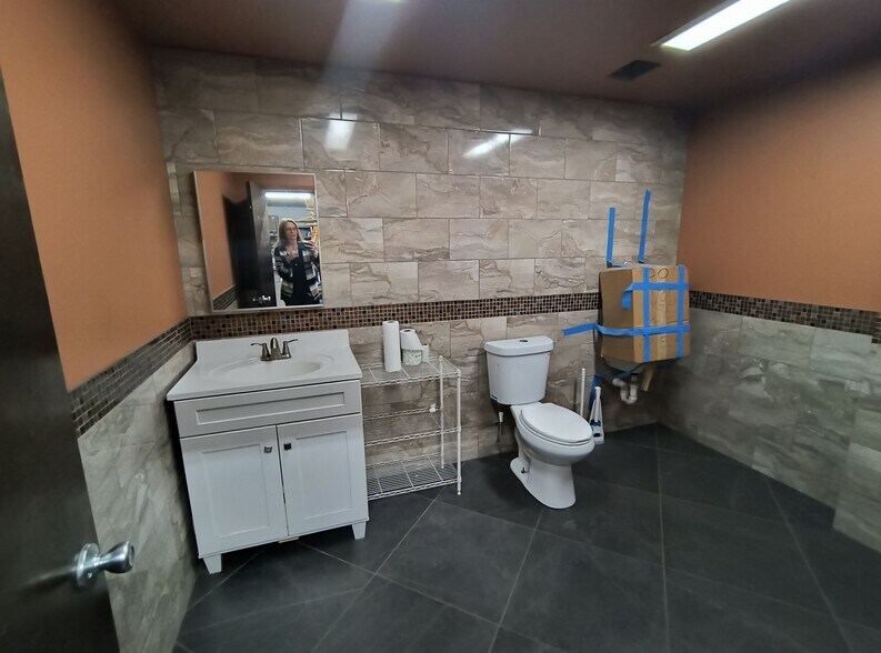 More Photos Of 1386 Lovejoy St, Sloan Warehouse For Lease