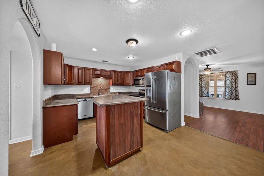 More Photos Of 4044 W FM 476, Poteet Flex For Sale