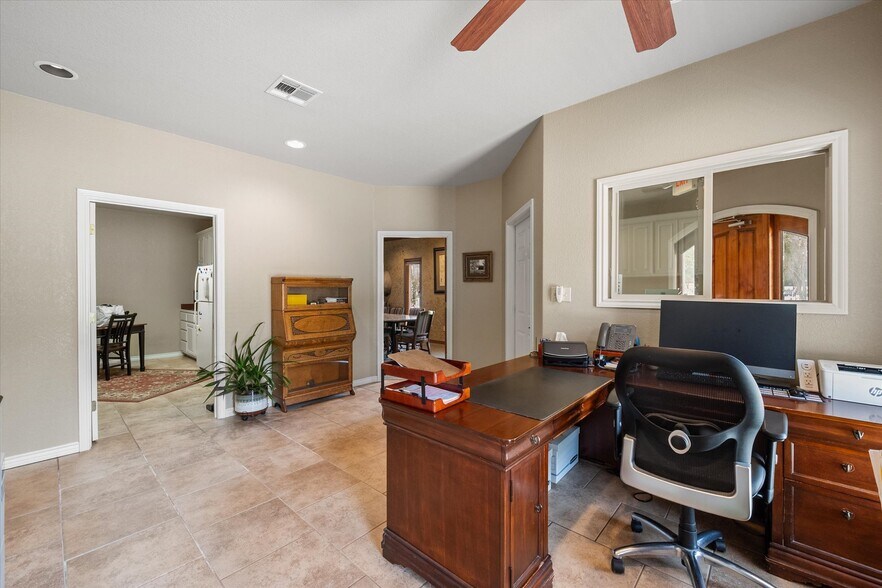 More Photos Of 2220 W 2nd Ave, Corsicana Office For Sale