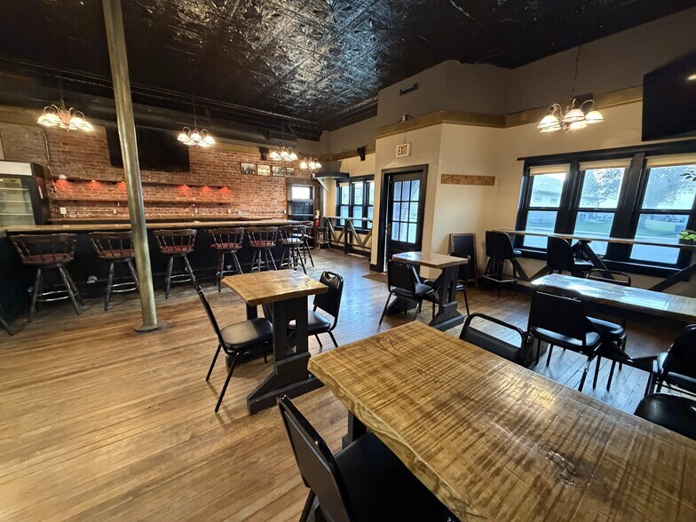 More Photos Of 244 N Main St, Monticello Flex For Sale