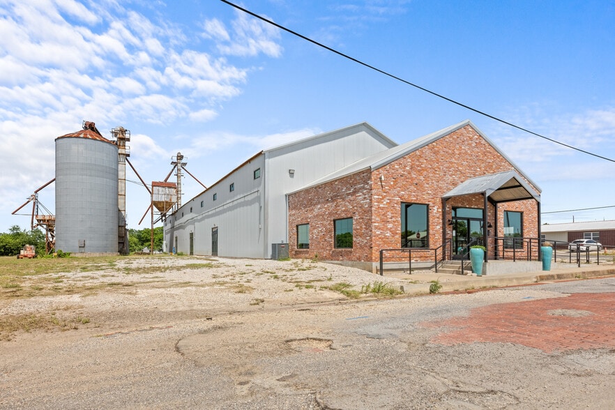 Primary Photo Of 151 5th St st, Honey Grove Flex For Sale