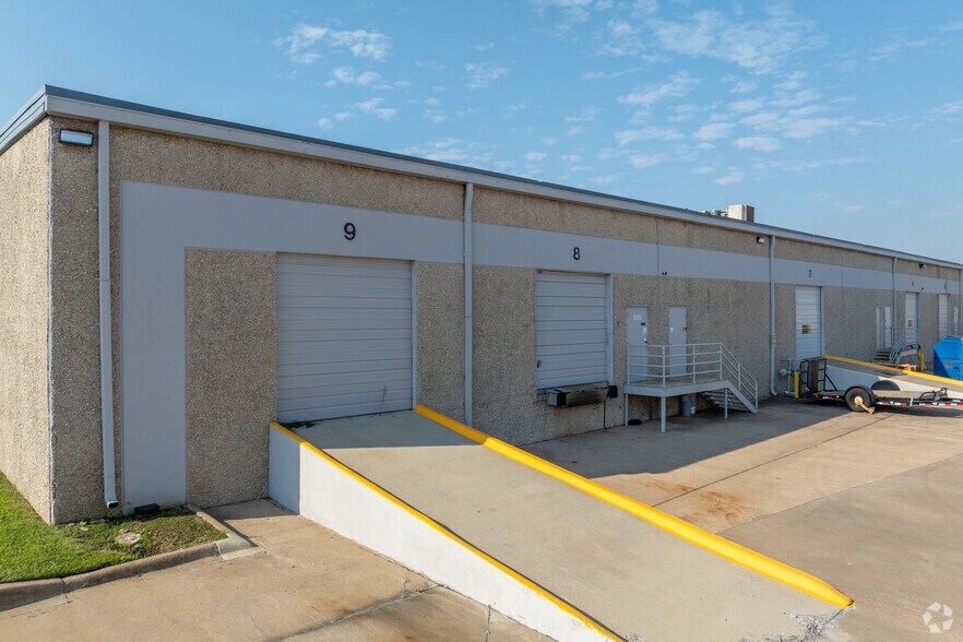 More Photos Of 1213 W Carrier Pky, Grand Prairie Unknown For Lease