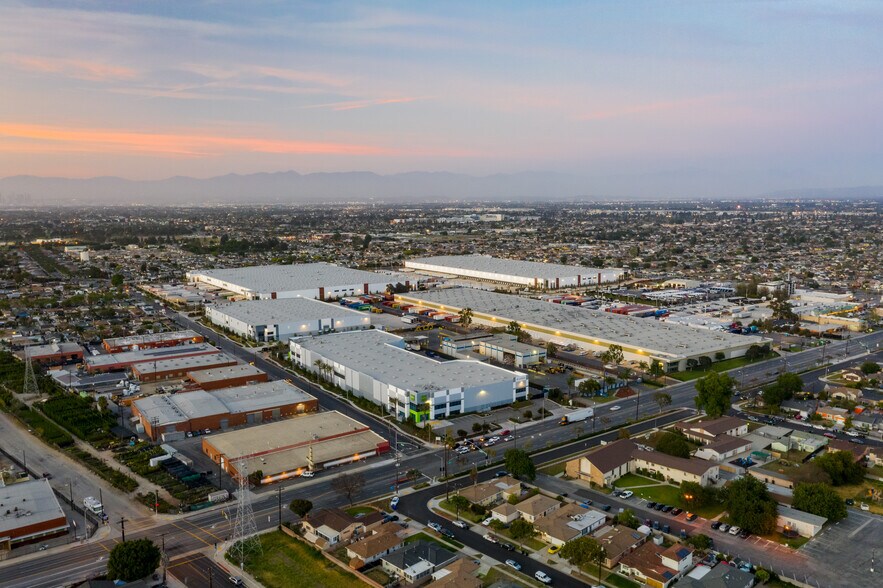 More Photos Of 2517 W Rosecrans Ave, Los Angeles Warehouse For Lease