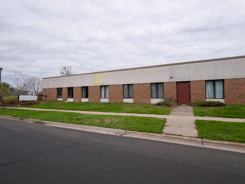 More Photos Of 165 S Chet Krause Dr, Iola Apartments For Sale