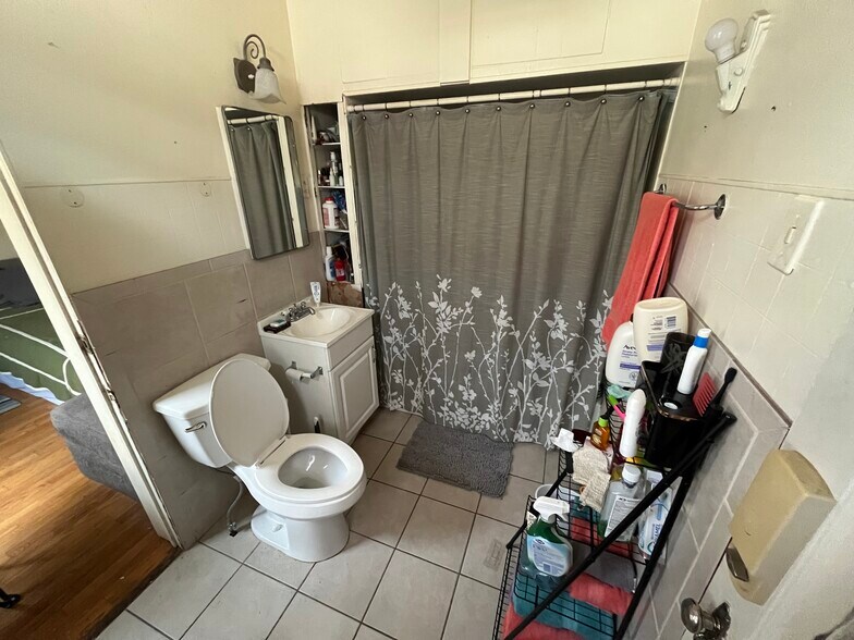 More Photos Of 2560 S Broadway, Denver Freestanding For Sale