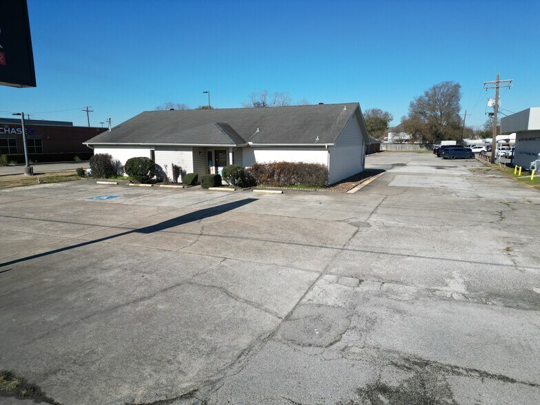 More Photos Of 2100 Highway 365, Nederland Medical For Sale