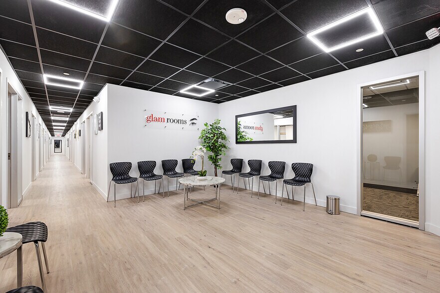 More Photos Of 801-803 W Big Beaver Rd, Troy Office For Lease