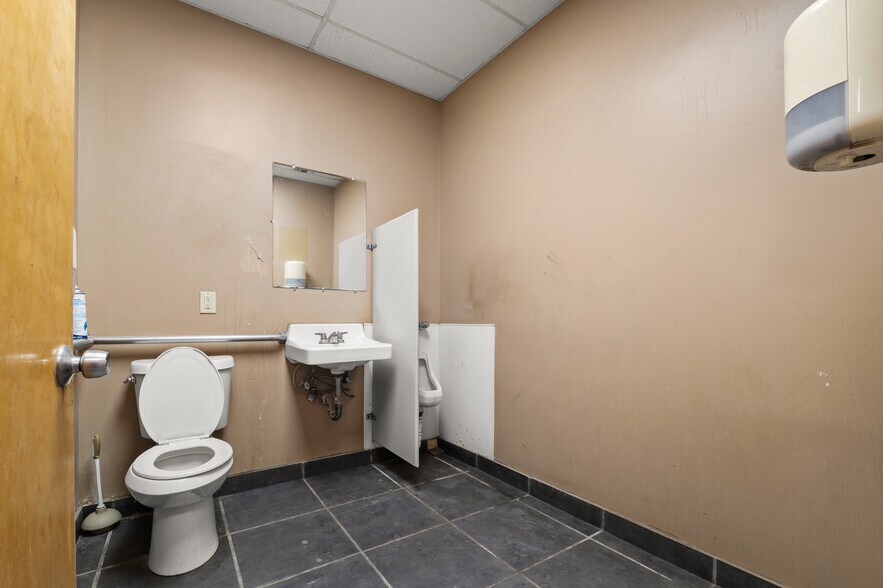 More Photos Of 10854 Vandale St, San Antonio Flex For Sale