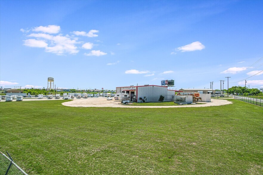 More Photos Of 11495 IH 35 Service Rd, Jarrell Warehouse For Lease