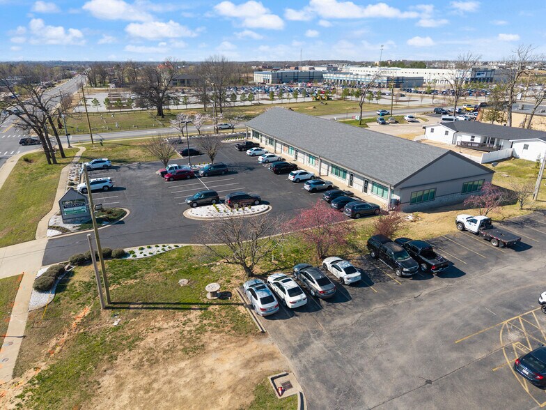 More Photos Of 2618 SE J St, Bentonville Office For Lease