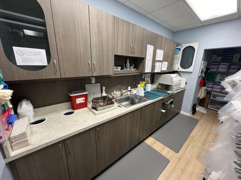 More Photos Of 13135 Kings Lake Dr, Gibsonton Medical For Lease