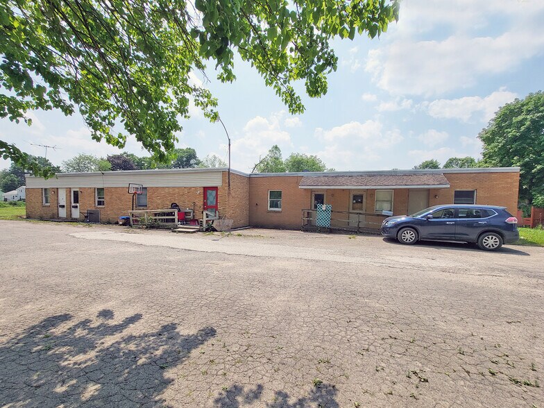 More Photos Of 137 Main St E, Girard Restaurant For Sale