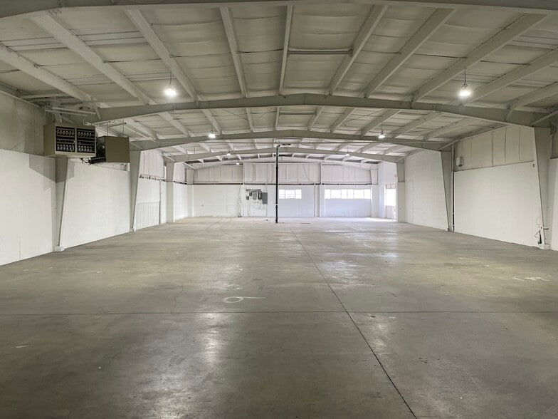 More Photos Of 100 E Quindaro Blvd, Kansas City Warehouse For Sale
