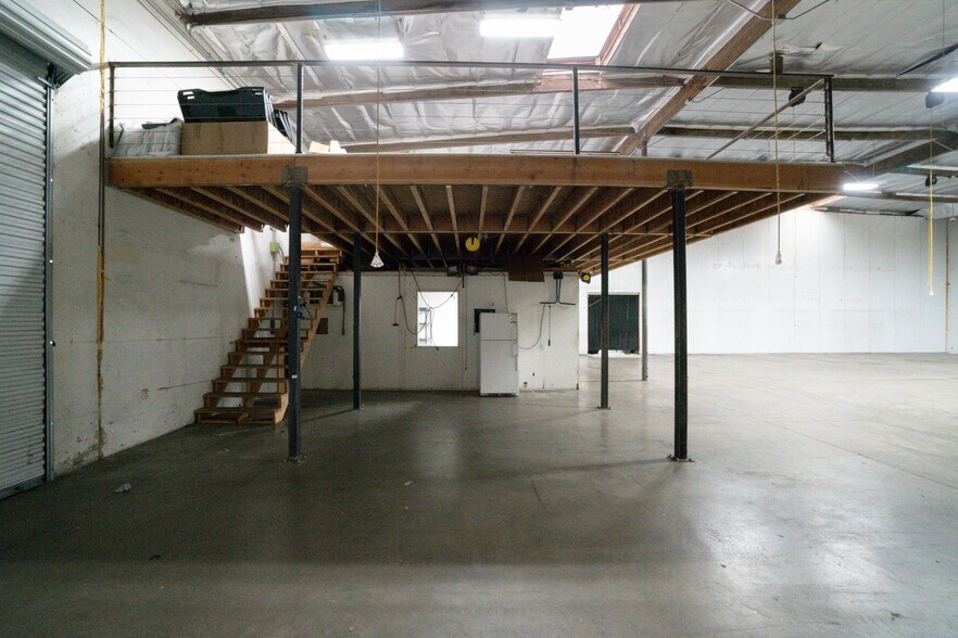 More Photos Of 13501 S Main St, Los Angeles Warehouse For Lease