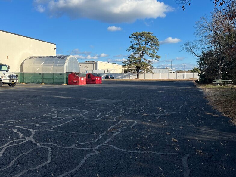 More Photos Of 1650 Oak St, Lakewood Manufacturing For Lease