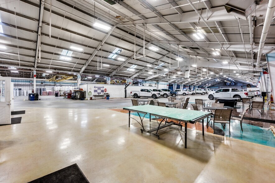 More Photos Of 13911 Distribution Way, Farmers Branch Warehouse For Sale