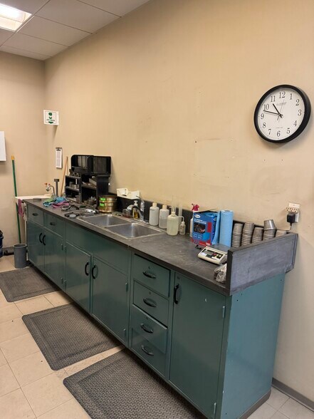 More Photos Of 6001 Rickenbacker Rd, Commerce Research And Development For Lease