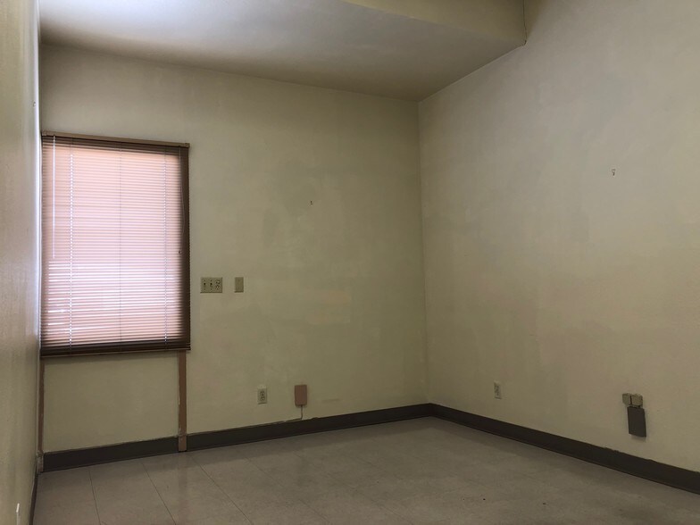 More Photos Of 913 Alene Ave, Ridgecrest Office For Sale