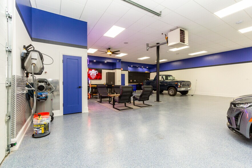 More Photos Of 2580 Dixie Hwy, Waterford Freestanding For Sale