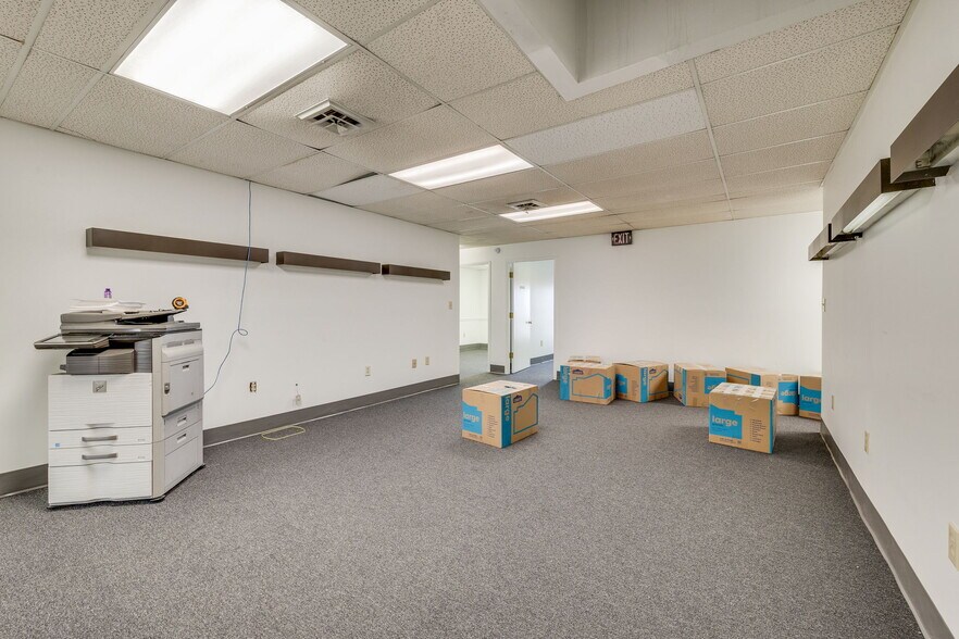 More Photos Of 311 W Walnut St, Johnson City Office For Sale