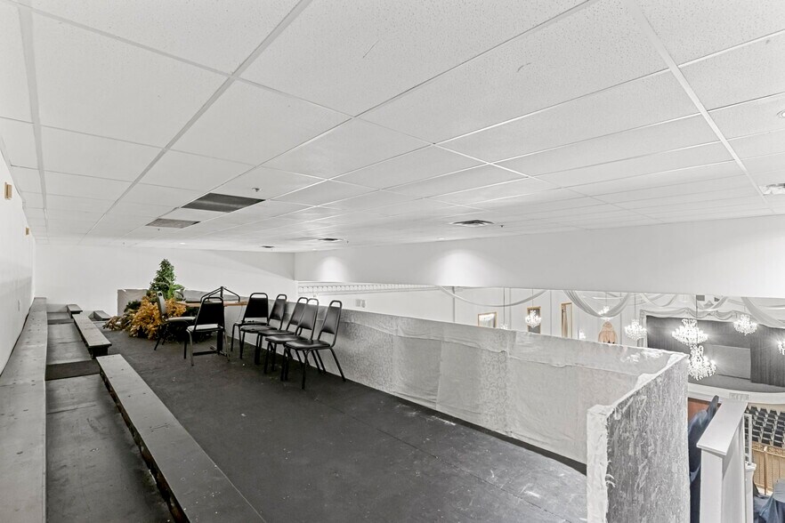 More Photos Of 138 E Market St, New Albany Lodge Meeting Hall For Sale