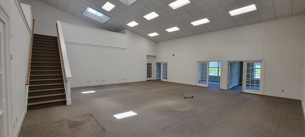 More Photos Of 100 Abingdon Pl, Abingdon Medical For Lease