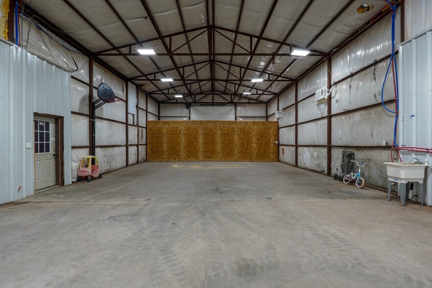 More Photos Of 352247 E 1040, Prague Auto Repair For Lease