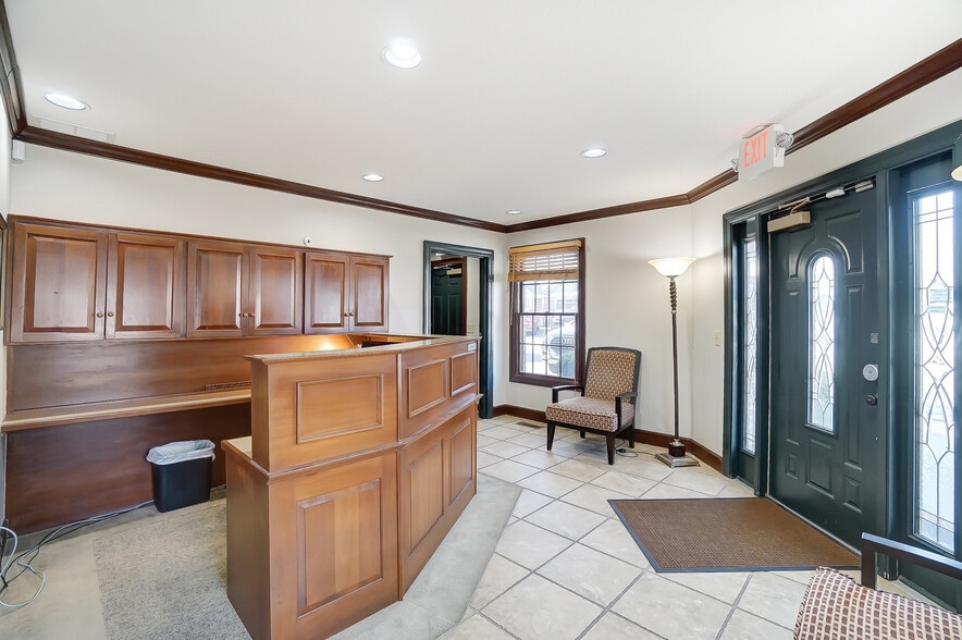 More Photos Of 830 E Franklin St, Centerville Medical For Sale