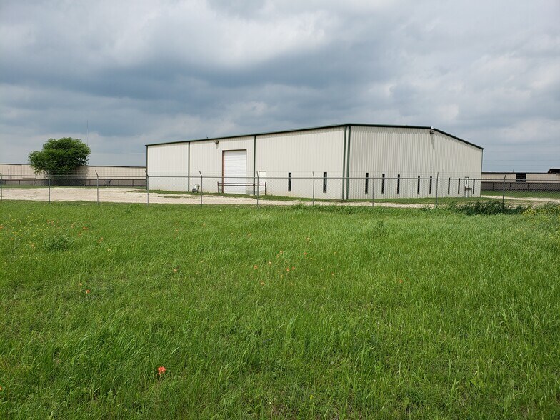 More Photos Of 15856 S Interstate 35, Bruceville Industrial For Lease