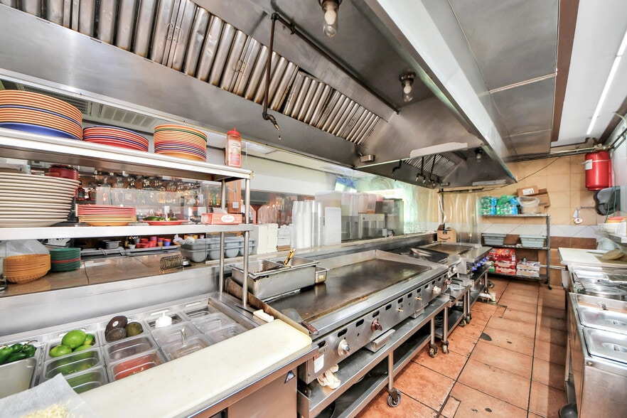 More Photos Of 7626 Clarewood Dr, Houston Restaurant For Sale