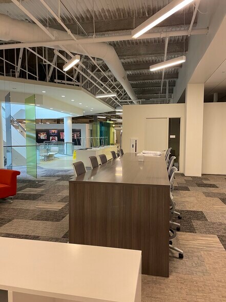 More Photos Of 49 W Maryland St, Indianapolis Storefront For Lease