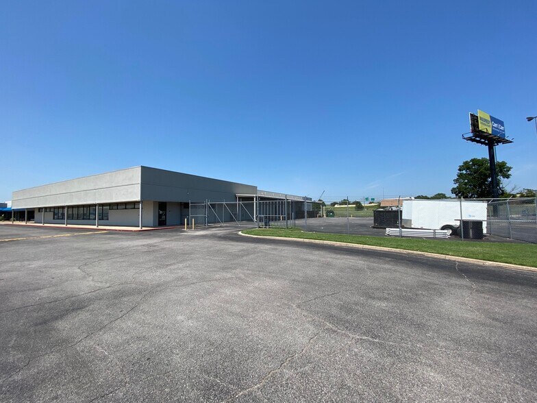 More Photos Of 9797-10161 E Admiral Pl, Tulsa Showroom For Lease