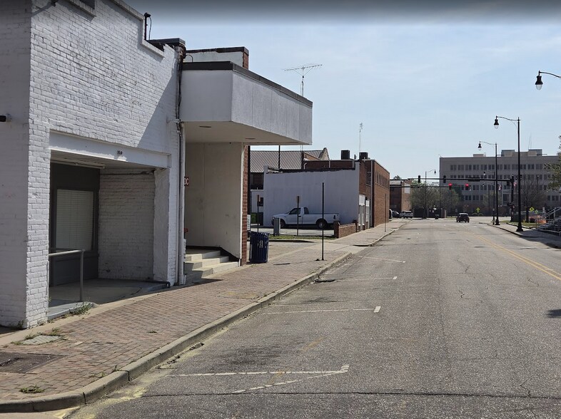 More Photos Of 130 Franklin St, Fayetteville Showroom For Lease