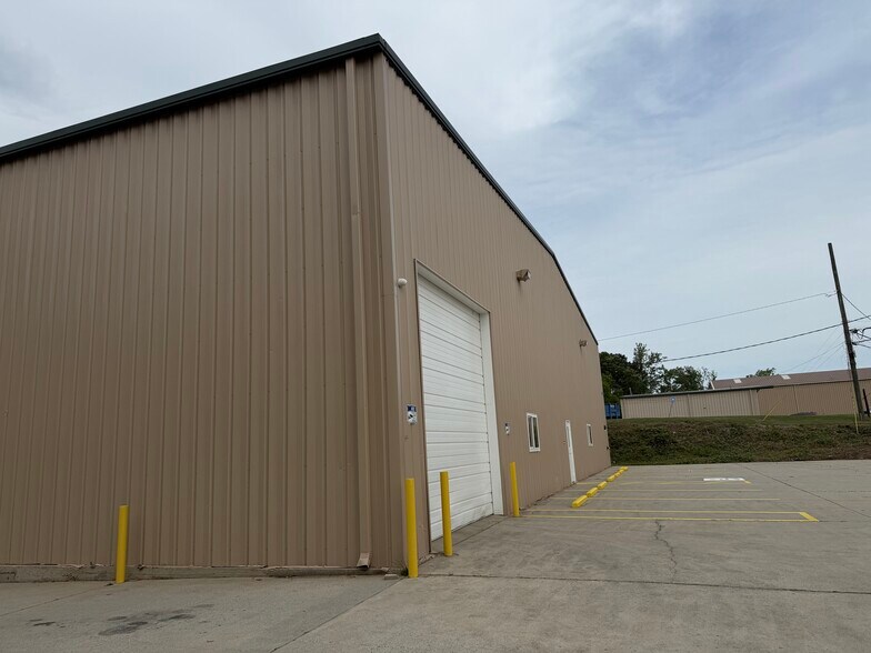 More Photos Of 325 Poplar St, Buford Warehouse For Lease