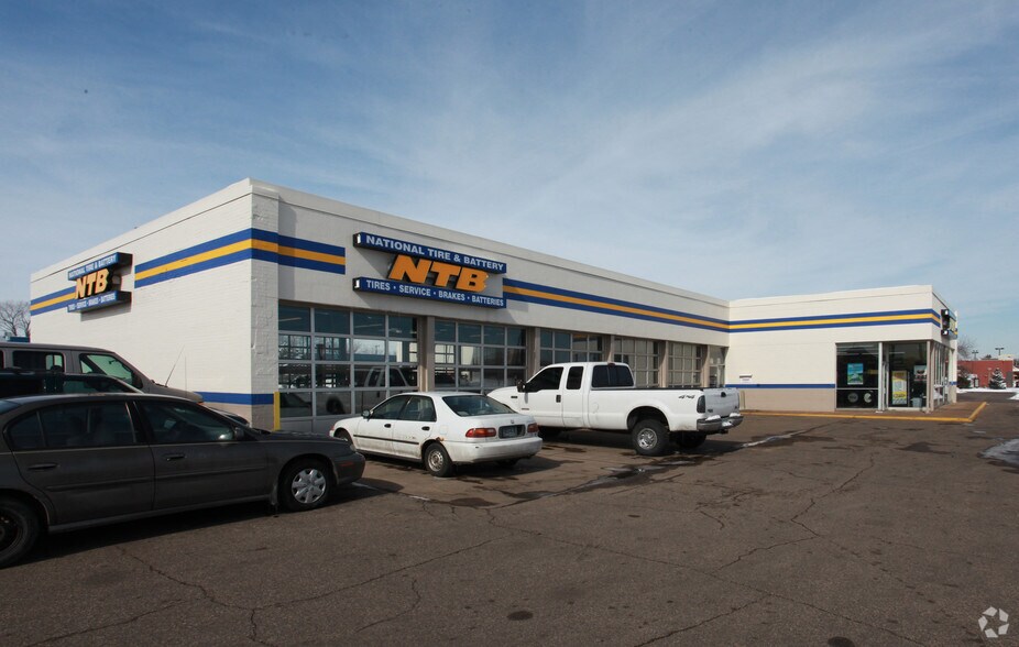 Primary Photo Of 5501 N Xerxes Ave, Minneapolis Auto Repair For Sale