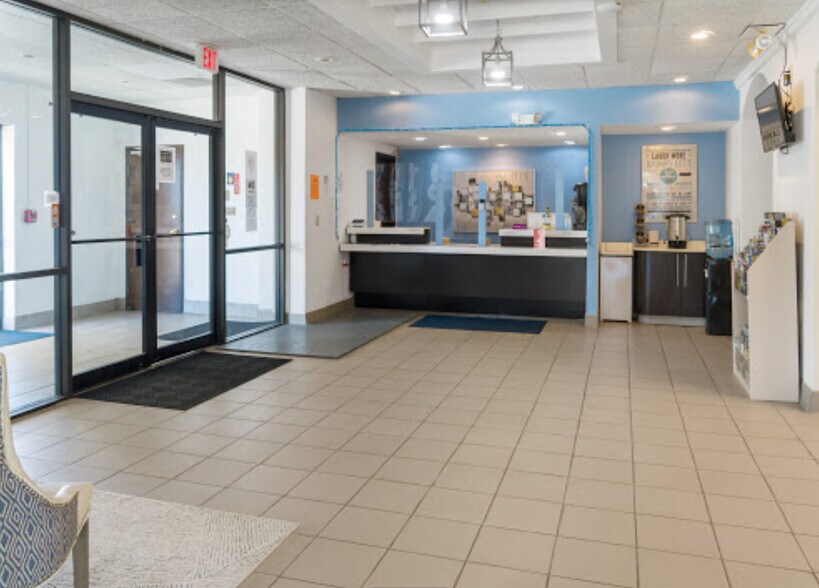 More Photos Of 1401 W US Highway 54, Pratt Hotel For Sale