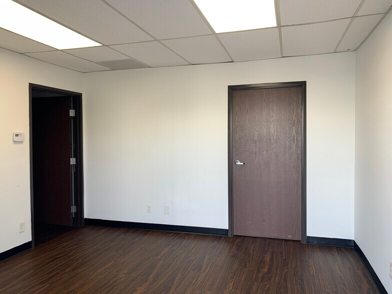 More Photos Of 15801-15807 Stagg St, Van Nuys Warehouse For Lease