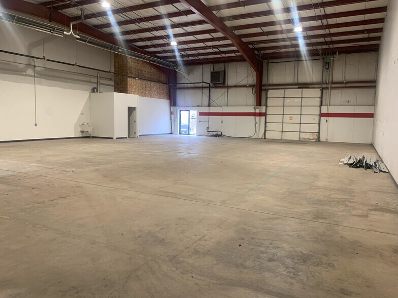 More Photos Of 3 Quest Dr, Bloomington Warehouse For Lease