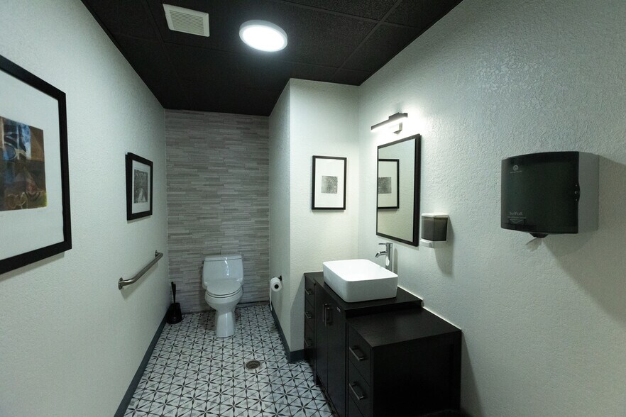 More Photos Of 706 Springdale Rd, Bedford Office For Sale