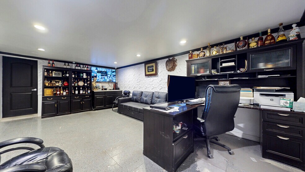 More Photos Of 6500 Foothill Blvd, Tujunga Restaurant For Sale