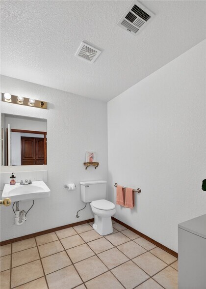 More Photos Of 706 W Broadway St, Spiro Medical For Sale