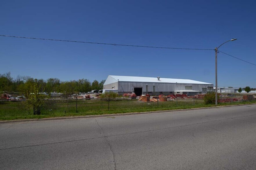 More Photos Of 450 E Illinois Ave, Benton Industrial For Sale