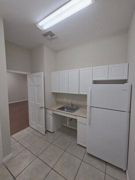 More Photos Of 1708 Lexington Green Ln, Sanford Medical For Lease